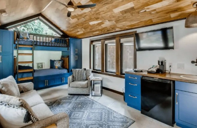 Countryrock Modern Small Cabin near the creek