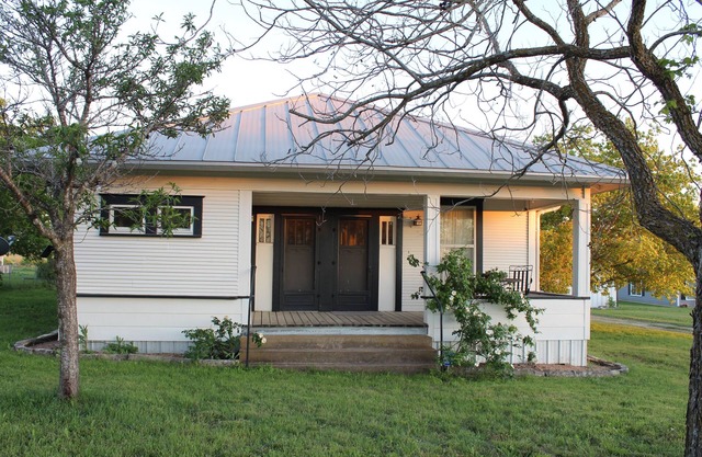 Countryside Farmhouse, backporch breezes, hillside views, and in Walburg!