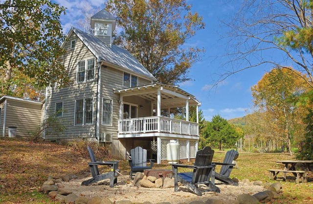 COUNTRYSIDE GETAWAY: Two bedroom cottage in Sperryville near Old Rag Mtn.