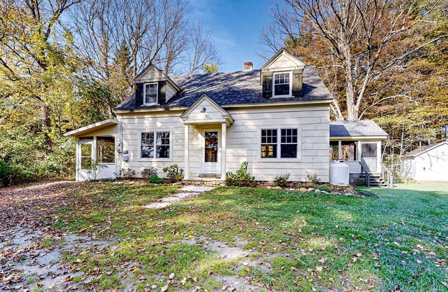 Countryside mountain-view retreat with screened-in porch, near skiing & golf