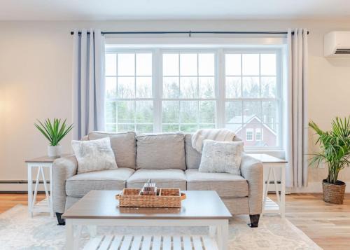 Countryside Oasis Charming 1BR Farmhouse Getaway