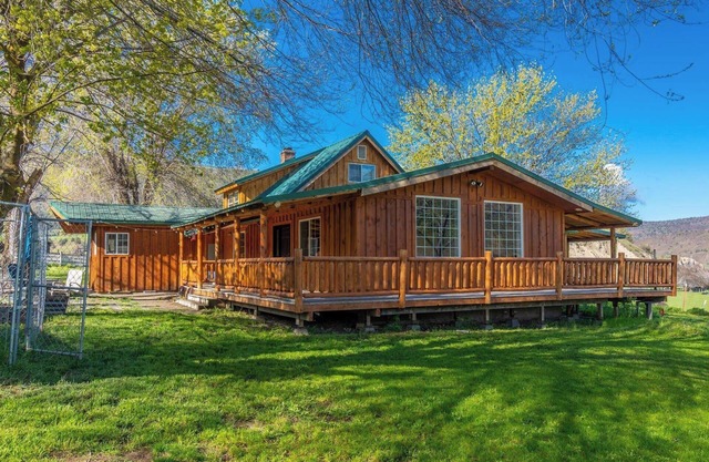 Peaceful Farmhouse Escape with Chef's Kitchen & Huge Yard, Near John Day River.