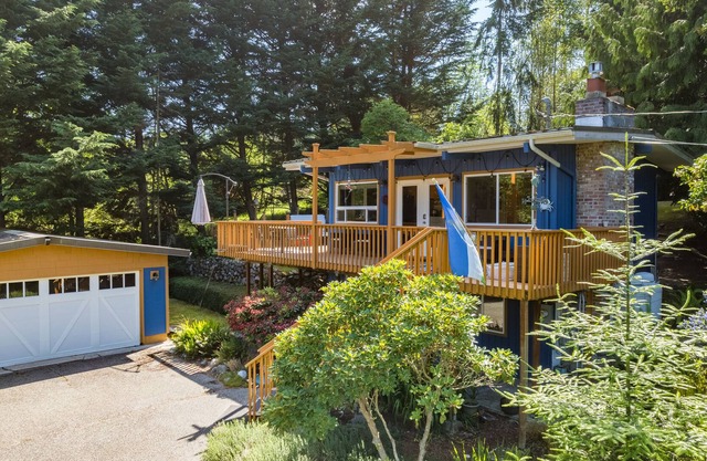 299- Mid Century Coupeville Bungalow - Sleeps 6/Backyard Cabin/Hot Tub