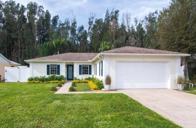 Couple's Coastal Retreat - Beach & Dining Nearby
