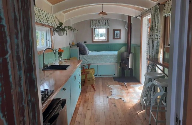 Couple's Hideaway: Character Shepherd's Hut. Pet friendly.