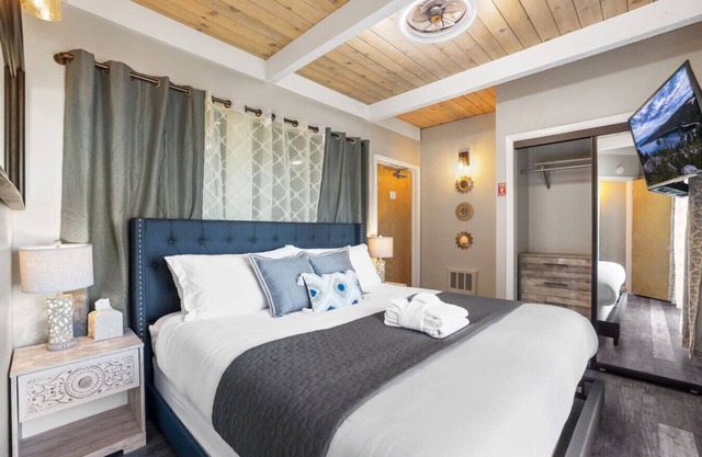 Couple’s King Suite | Sauna & Balcony | Sleeps 3