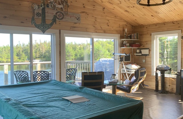 Couple's Retreat, Beautiful Boathouse on the Water.