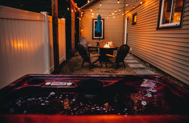 Couples 2 Bedroom Retreat - Hot Tub- Air Hockey -Close to ShelburneFalls