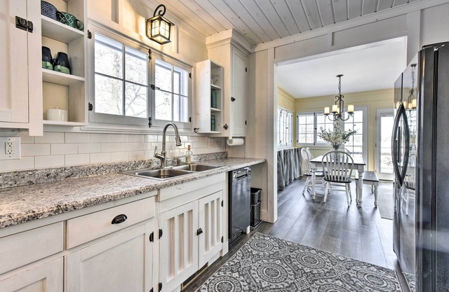 Charming Couples Cabin w/ Deck on Eagle Lake!