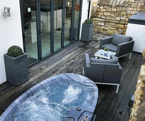 Couples Canalside Retreat with Hot Tub & Pergola