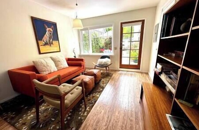 Couples Cottage l Steps to Downtown