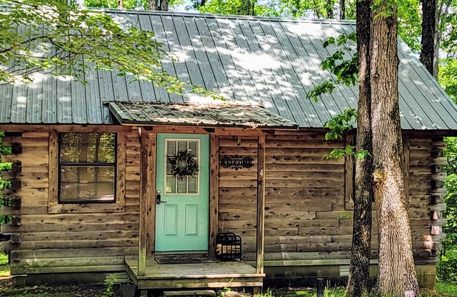 Couples Getaway Near Hot Springs-Jacuzzi and Hot Tub Overlooking Mountains!