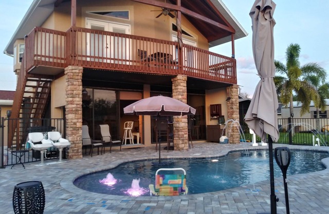 Couples Retreat upstairs suite off the Caloosahtchee River with private pool