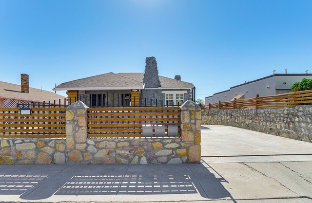 Couples Retreat w/ Grill Near El Paso Zoo!
