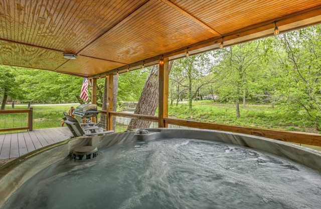 Couples Retreat w/hot tub & fire pit - 10min to Blue Ridge
