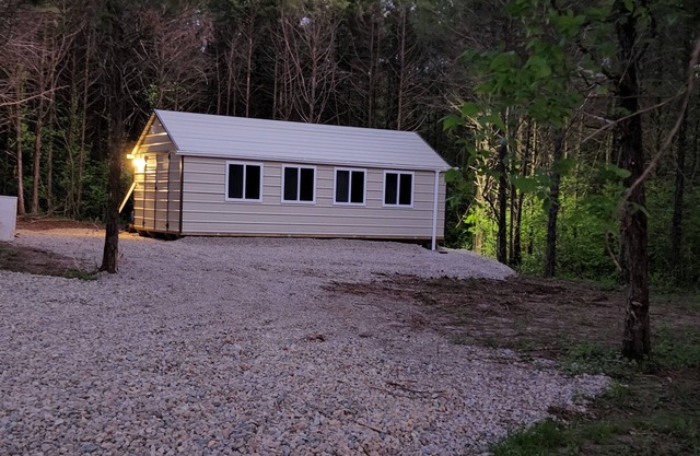 Couples Retreat with hot tub (cabin2)