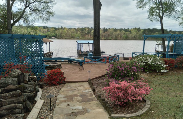 Couples Romantic Lakefront Retreat