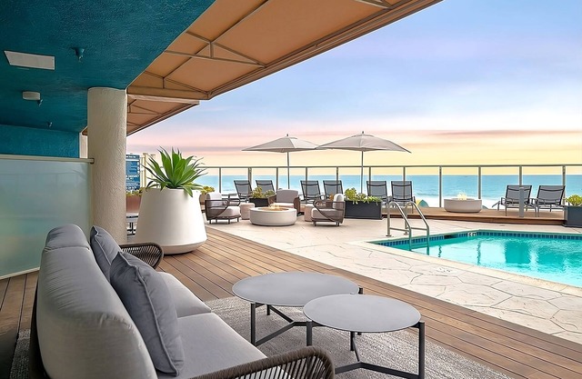 Courtyard 1 King at Beach Terrace, On-Site Pool, Parking, Free Breakfast