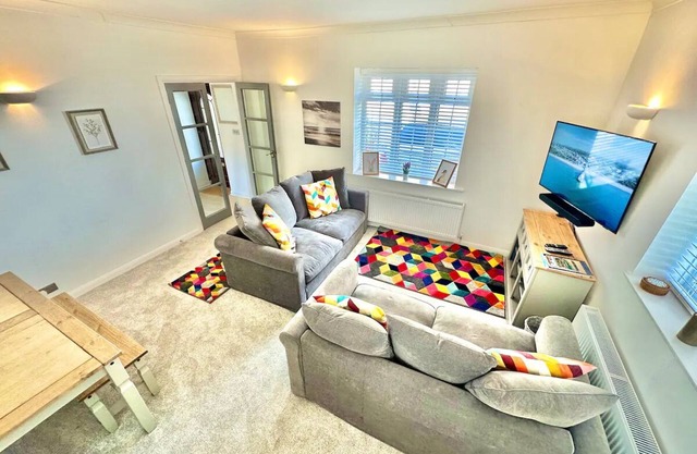 Courtyard Cottage - Close to Town and Beaches