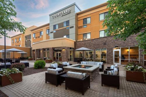 Courtyard Mankato Hotel & Event Center