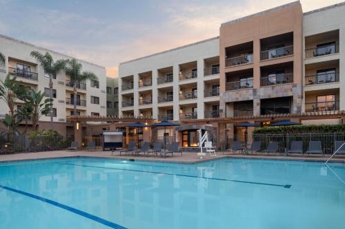 Courtyard San Diego Central - Outdoor Pool, Bar & Restaurant