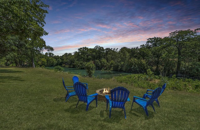 Cousins River Retreat I Log Home, River, Hot tub