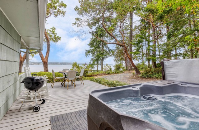 Cove Cottage by AvantStay | Waterfront Views + Spa
