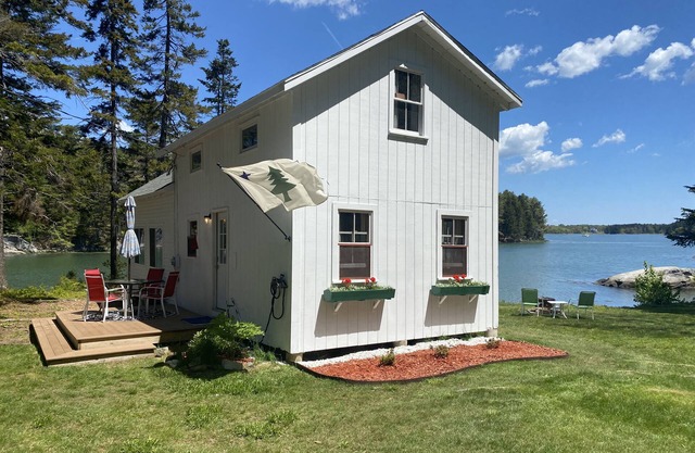 Cove Cottage: In ruhiger Lage zwischen den Kiefern des ruhigen Seavey Cove Eingebettet