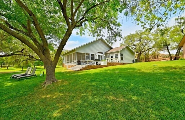 Cove House @ Cockleburr Cove on Inks Lake w/boat dock & tennis court