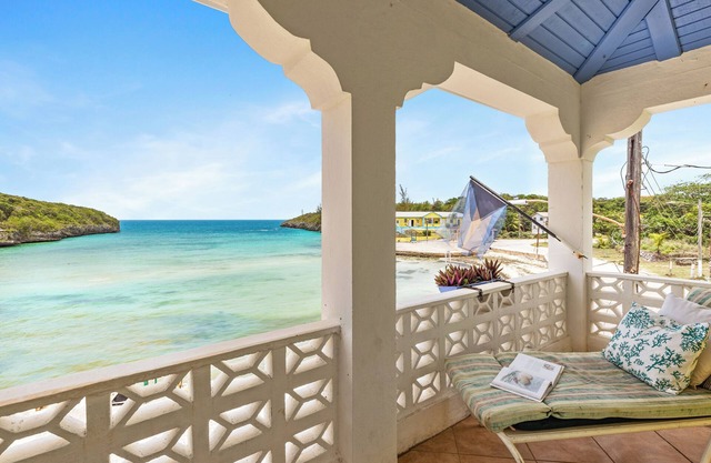 Cove House Ocean Front, kostenlose Liegestühle, Sonnenschirm und Kühler.