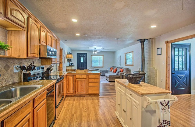 Covered Deck & Fire Pit: Gun Barrel City Escape!
