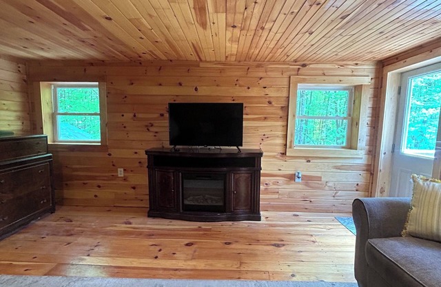 Coveville Cabin- Cozy Adirondack style Studio