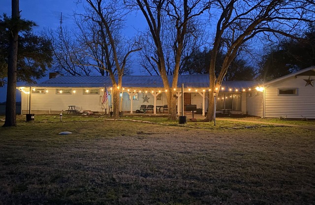 Cow Creek Farmhouse w/Kitchenette spacious quit countryside