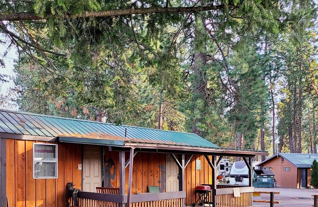 Cowboy Cabin - porch, queen bed, old-fashioned water pump in kitchen