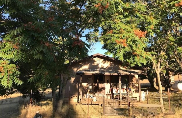 Cowboy Cabin Rustic cottage near Wine Country