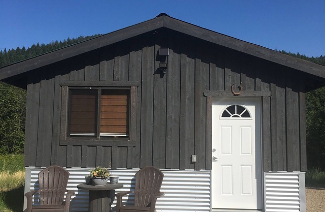 Cowboy Camp Cabin! Vacation Get-away Rustikales Ambiente mit urbanen Annehmlichkeiten!
