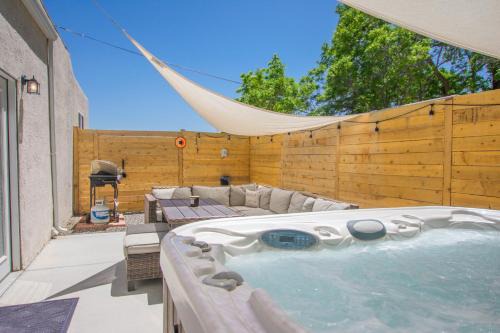 Cowboy Den-Hot Tub-Game Room-Pet Friendly-No Pet Fees!