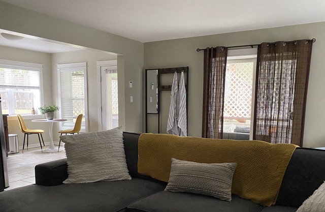 Cowichan valley suite with hot tub - 10 mins to local wineries