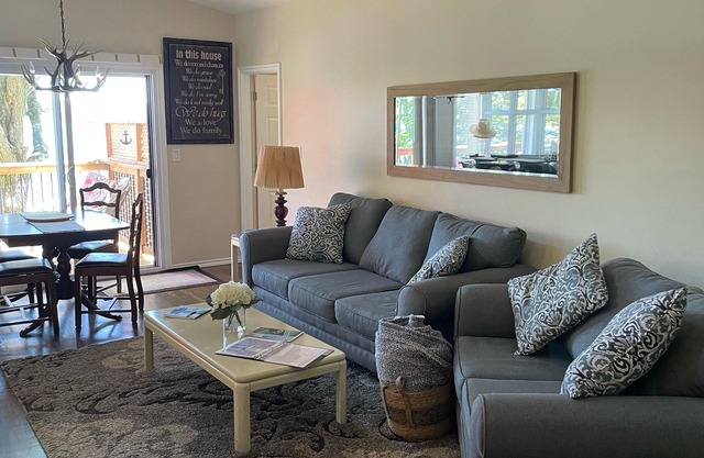 Cozy--Lovely cottage - steps to Halls Lake - newly renovated