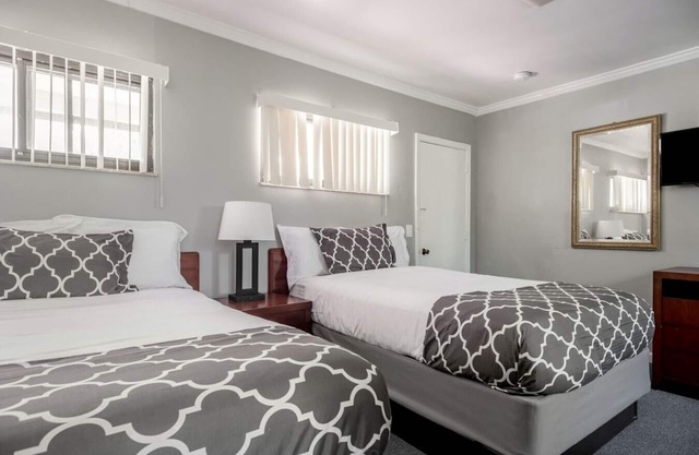 Cozy Private Room with Bath| Sleeps 4| Free parking