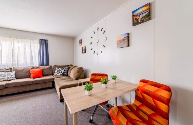 Cozy Private 3 Bedroom Apartment with Bath | | Sleeps 5 | Free parking