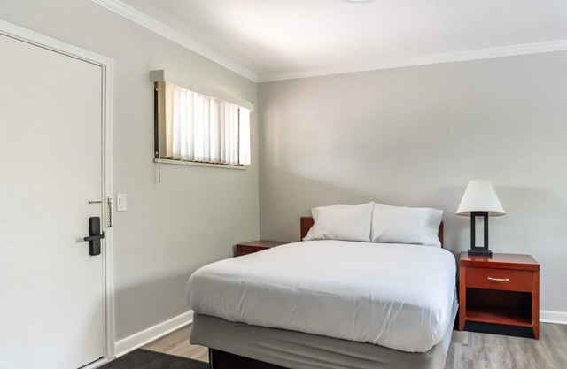 Stylish Downtown Detroit Apartment for 2 with WiFi