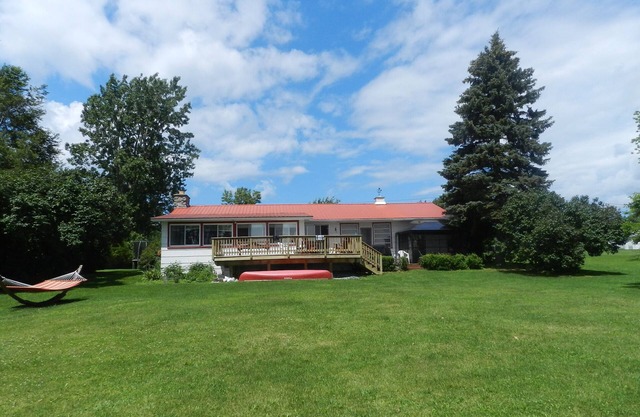 Cozi 3 bedroom Lakefront Cottage with Private Beach