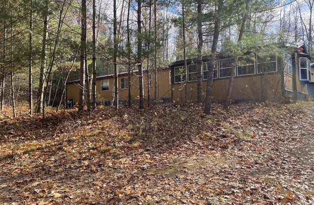 Cozi retreat set in the woods within walking distance of Waubee Lake.
