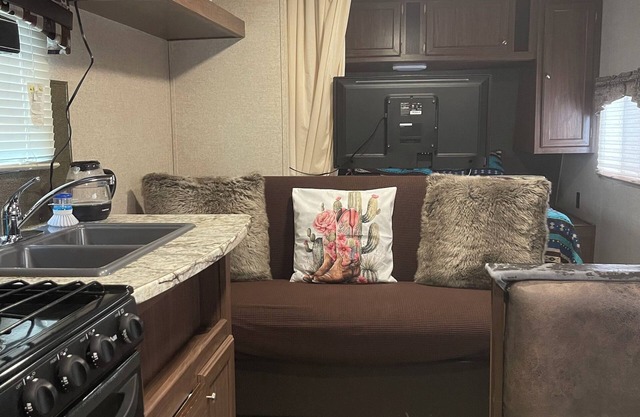 Cozy 1 1/2-bedroom caravan with WiFi, AC in nice Eagle Pass