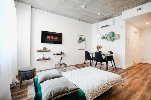 Cozy 1 Bdr Retreat Steps to Bell Centre