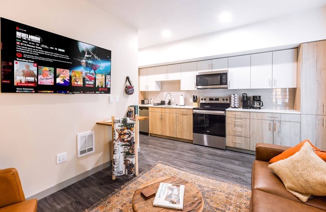 Cozy 1 bdrm, 15 minutes from Downtown, Pool, Gym, In-Unit Washer Dryer
