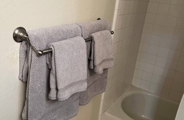 Cozy 1 Bed/1 Bath Condo Laundry inside, Wireless, great location!