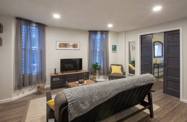 Wunderschöne, komplett renovierte Oase mit einem Schlafzimmer - in der Nähe der Stadt