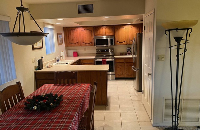 Cozy 1 bedroom/1 Bathroom with large living room & kitchen.